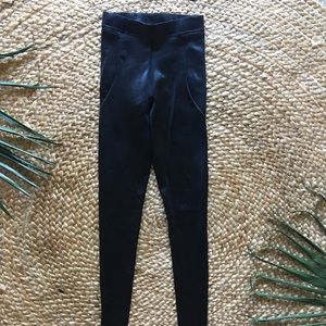 Black leggings with side pockets